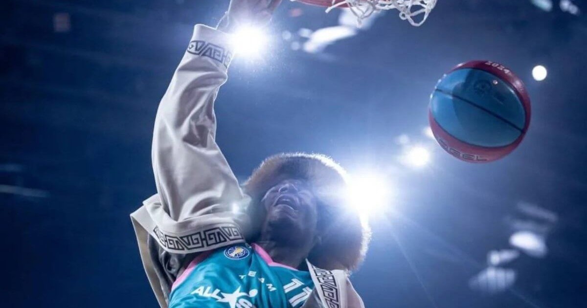 ВТБ лигасының Жұлдыздар матчтында афроамерикалық баскетболшы қазақша шапанмен ойнады (ВИДЕО)
